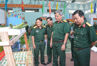 Ban tổ chức và các đại biểu tham quan khu trưng bày sản phẩm tăng gia sản xuất.