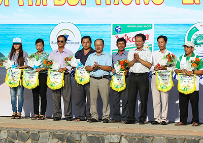 Ban tổ chức trao kỷ niệm chương cho các đội tham gia.
