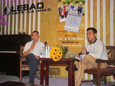 Nguyễn Hữu Tài (bên trái) giao lưu cùng độc giả tại phòng trà Lê Bảo tối 15-7