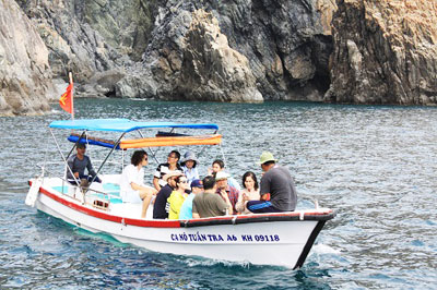 Ca nô đưa khách vào tham quan hang yến ở đảo Hòn Mun