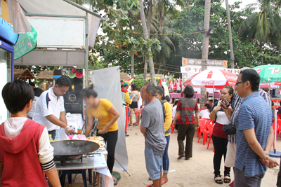 Khách tham quan lễ hội văn hóa ẩm thực do  Hiệp hội du lịch Nha Trang – Khánh Hòa tổ chức.
