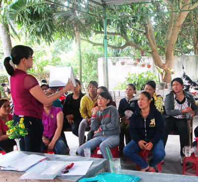 Một buổi nói chuyện chuyên đề dân số - kế hoạch hóa gia đình  tại xã Cam Hải Tây