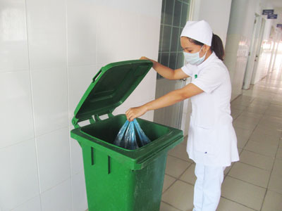 Thu gom rác tại Khoa Ngoại tổng hợp Trung tâm Y tế Cam Lâm