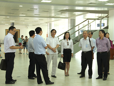 Các thành viên trong đoàn khảo sát đang chọn các vị trí để quảng bá du lịch tại Cảng hàng không quốc tế Cam Ranh.