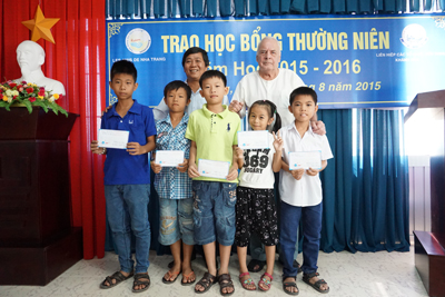 Lãnh đạo Liên hiệp các tổ chức hữu nghị Khánh Hòa và tổ chức Les Amis de Nha Trang trao học bổng cho học sinh, sinh viên.