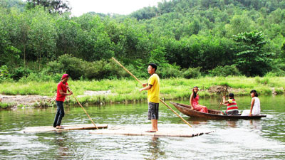 Du khách chèo bè trên sông Trang