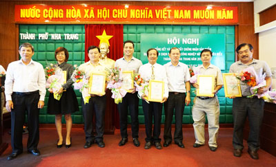 Lãnh đạo UBND TP. Nha Trang và Sở Công Thương trao chứng nhận sản phẩm công nghiệp nông thôn tiêu biểu cấp thành phố.