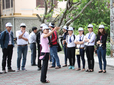 Một buổi thực hành của sinh  viên chuyên ngành hướng dẫn viên du lịch Trường cao đẳng văn hóa, nghệ thuật và du lịch Nha Trang. Ảnh minh   họa.