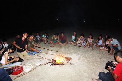 Sinh hoạt lửa trại trong tour cắm trại đêm ở Bãi Dài