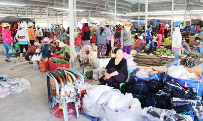 Trong thời gian chờ nghiệm thu, chợ Cam Phúc Bắc  vẫn hoạt động bình thường