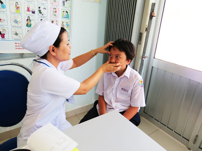 Khám bệnh cho học sinh tại Trạm Y tế phường Cam Lộc (TP. Cam Ranh)