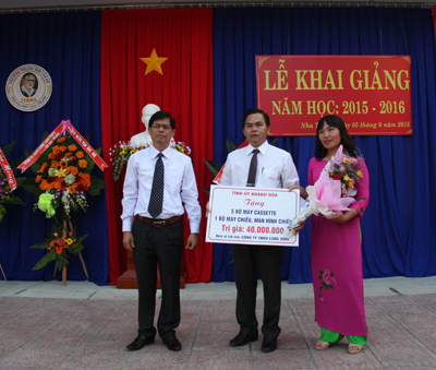 Ông Nguyễn Tấn Tuân trao quà cho tập thể Trường THCS Yersin.