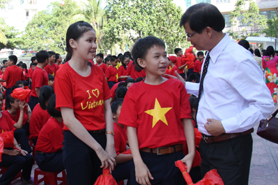 Ông Nguyễn Tấn Tuân động viên các em học sinh bước vào năm học mới. 