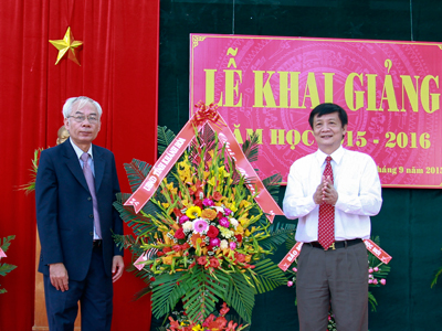 Ông Trần Sơn Hải (bên phải) tặng hoa chúc mừng trường THPT Nguyễn Trãi 