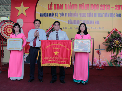 Ông Lê Đức Vinh trao cờ thi đua và bằng khen của UBND tỉnh Khánh Hòa cho trường.