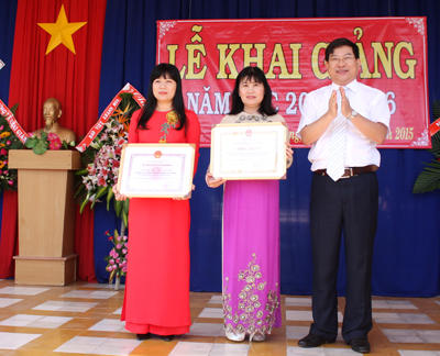 Ông Nguyễn Duy Bắc trao tặng bằng khen và danh hiệu “tập thể lao động xuất sắc” cho Trường Phổ thông Hermann Gmeiner Nha Trang.