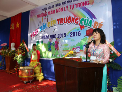 Cô Bùi Thị Thu Hà - Hiệu trưởng nhà trường phát biểu khai giảng năm học mới