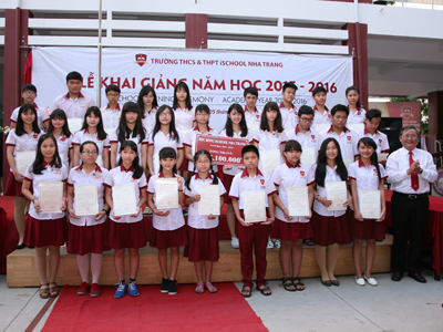 Hiệu trưởng Trường iSchool Nha Trang trao học bổng cho các học sinh