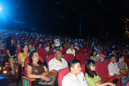 Hàng nghìn khán giả đã có mặt tại đêm bán kết Hoa hậu Hoàn Vũ Việt Nam 2015.