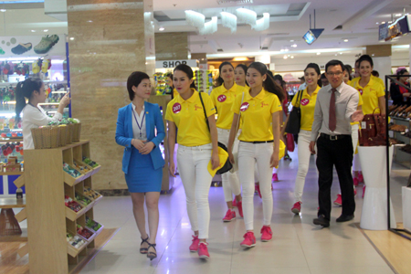 Nhân viên của Nha Trang Center hướng dẫn các người đẹp đi mua sắm
