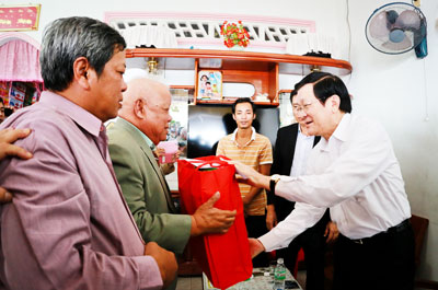 Chủ tịch nước Trương Tấn Sang tặng quà cho gia đình ngư dân ở xã Phước Đồng, TP. Nha Trang. Ảnh: Xuân Thành