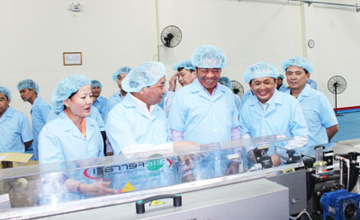Phó Thủ tướng Nguyễn Xuân Phúc (thứ hai từ trái qua) và các đồng chí lãnh đạo tỉnh thăm Nhà máy Nước giải khát cao cấp Yến sào. Ảnh: Anh Tuấn