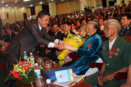 Ông Lê Thanh Quang tặng hoa và quà cho các Bà mẹ Việt Nam anh hùng, Anh hùng Lực lượng vũ trang nhân dân, Anh hùng Lao động