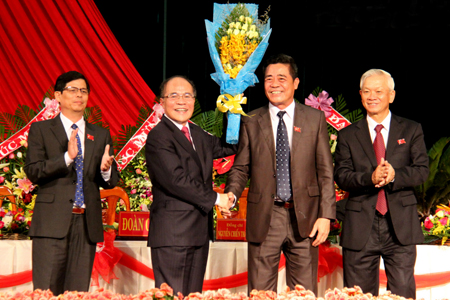 Lãnh đạo tỉnh Khánh Hòa tặng hoa cho Chủ tịch Quốc hội Nguyễn Sinh Hùng