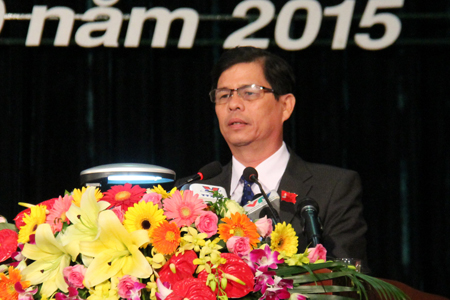 Ông  Nguyễn Tấn Tuân trình bày Dự thảo Báo cáo chính trị tại Đại hội