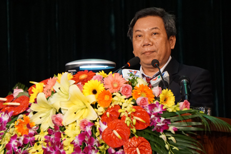 ông Lê Quang Thắng, Phó Bí thư Thành ủy Nha Trang đọc tham luận của Đảng bộ Nha Trang