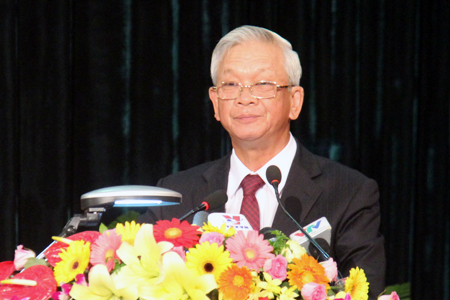 ông Nguyễn Chiến Thắng - Phó Bí thư Tỉnh ủy, Chủ tịch UBND tỉnh trình bày Báo cáo kiểm điểm của Ban Chấp hành Đảng bộ tỉnh khóa XVI trình Đại hội. 
