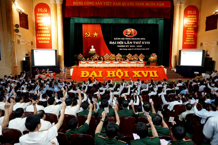 Đại biểu biểu quyết thông qua danh sách bầu BCH Đảng bộ tỉnh Khánh Hòa khóa XVII nhiệm kỳ 2015-2020