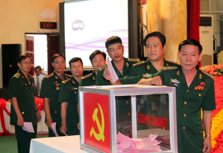 Các đại biểu bỏ phiếu bầu BCH Đảng bộ tỉnh Khánh Hòa khóa XVII, nhiệm kỳ 2015-2020 