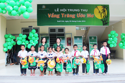 Đại diện Công ty TNHH Nhà máy Bia Việt Nam trao quà cho học sinh