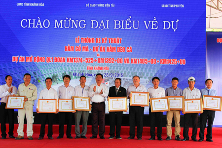 Bộ trưởng Đinh La Thăng (thứ 6 từ trái sang) trao bằng khen cho các tập thể và cá nhân