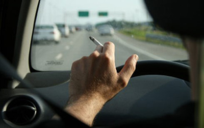 Hút thuốc khi đang lái xe rất nguy hiểm.