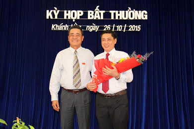 Ông Lê Thanh Quang tặng hoa chúc mừng ông Lê Đức Vinh đã được đại biểu tín nhiệm bầu giữ chức Chủ tịch UBND tỉnh Khánh Hòa