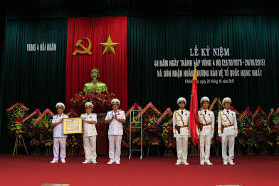 Thừa ủy quyền của Chủ tịch nước, Chuẩn đô đốc Phạm Hoài Nam trao Huân chương bảo vệ Tổ quốc cho Vùng 4 Hải quân