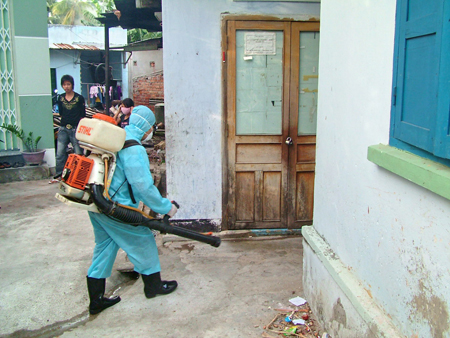 Phun hóa chất diệt muỗi tại thị xã Ninh Hòa