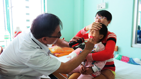 Trẻ bị mắc bệnh tay chân miệng đang điều trị tại Bệnh viện Bệnh nhiệt đới