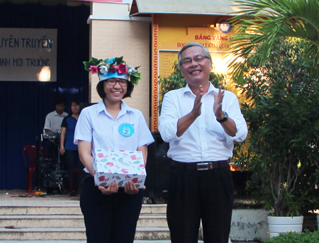 Thầy Phạm Ngọc Thắng, hiệu trưởng nhà trường trao vòng nguyệt quế cho học sinh đạt giải nhất  “Rung chuông vàng”.