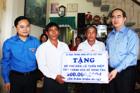 Đồng chí Nguyễn Thiện Nhân - Chủ tịch Ủy ban Trung ương MTTQ Việt Nam trao tiền hỗ trợ  cho ngư dân Khánh Hòa