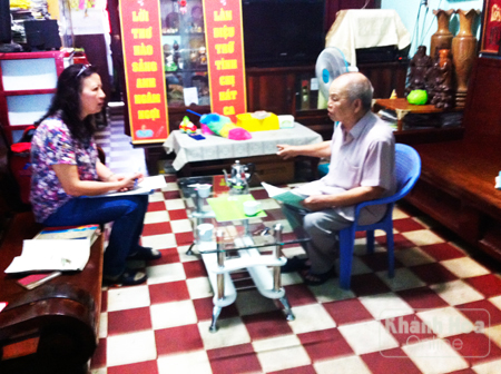 Tiến sĩ Nguyễn Thị Kim Hoa phỏng vấn một nhân chứng