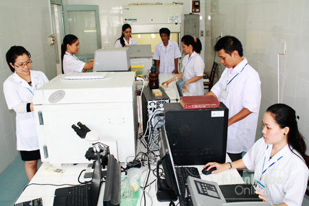 Thạc sĩ Huỳnh Hoàng Như Khánh (bìa phải) cùng các đồng nghiệp trong phòng thí nghiệm.