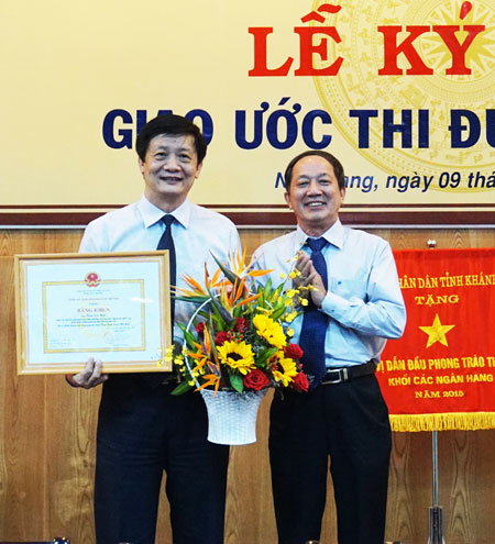 Đồng chí Trần Sơn Hải (bìa trái) nhận bằng khen của  Ngân hàng Nhà nước
