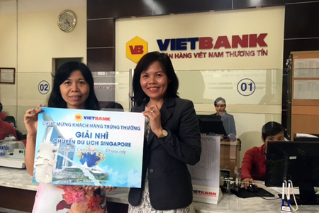 Bà Lê Thị Mỹ Hạnh - Giám đốc VietBank Khánh Hòa (bên phải) trao giải nhì cho khách hàng Võ Thị Hải Yến