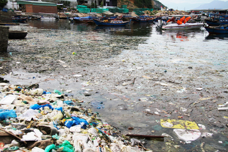 Mặt biển đầy rác thải ô nhiễm
