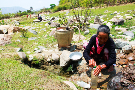 Hạn hán năm 2015 khiến người dân xã Cam Thịnh Tây thiếu nước sinh hoạt trầm trọng