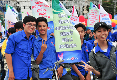 Đoàn viên, thanh niên tham gia tuyên truyền về tác hại của thuốc lá