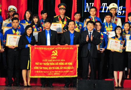 Tỉnh ủy Khánh Hòa tặng bức trướng cho đoàn viên thanh niên toàn tỉnh